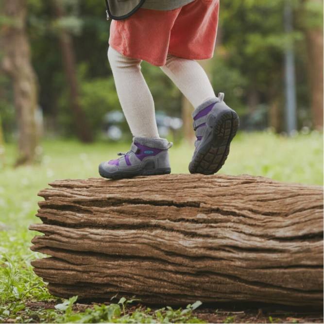 R0Z4579 großer Knoten-Chukka Keen dunkles Erdschwarz